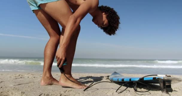 Oldalnézetből Fiatal Vegyes Faji Férfi Szörfös Árukapcsolás Szörfdeszka Póráz Strandon — Stock videók