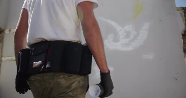 Laag Hoek Beeld Van Blanke Graffiti Artiest Staand Met Aerosol — Stockvideo