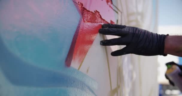 Vista Bajo Ángulo Del Artista Graffiti Caucásico Tocando Pared Pintada — Vídeo de stock