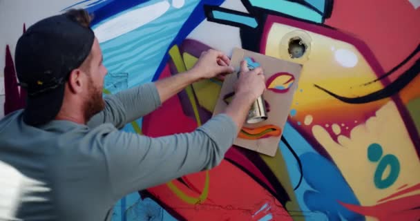 Bakifrån Kaukasiska Graffitimålare Målning Med Aerosol Spray Väggen Han Använder — Stockvideo