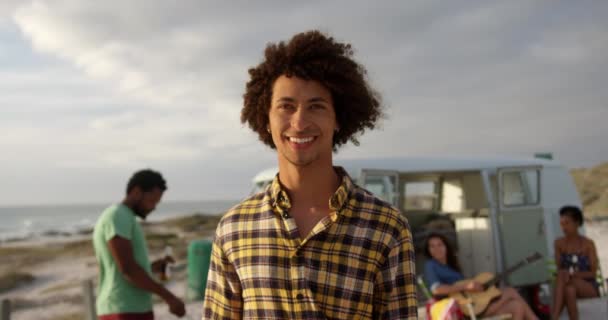 Vista Frontal Del Hombre Africano Americano Pie Playa Amigos Divirtiéndose — Vídeos de Stock