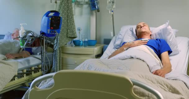 病院で病棟で寝ているアジア系男性の正面図 彼は眠っている4K — ストック動画