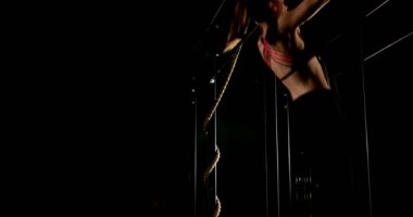 Fitness stüdyosunda egzersiz kafkas kadın atlet yan görünümü. O pull-up egzersiz 4k yapıyor