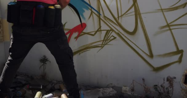 Bakifrån Kaukasiska Graffitimålare Målning Med Aerosol Spray Väggen Han Kreativ — Stockvideo