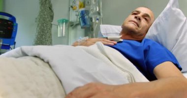 Hastanedeki koğuşta dinlenen Asyalı erkek hastaların ön görüntüsü. 4k 'ı kaçırıyor.