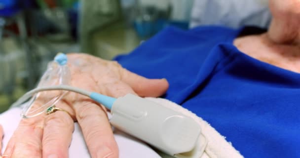 Gros Plan Patient Âgé Caucasien Actif Relaxant Hôpital Elle Regarde — Video