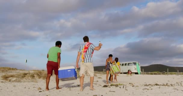 Rückansicht Einer Gruppe Multiethnischer Freunde Mit Kühlbox Strand Sie Trinken — Stockvideo