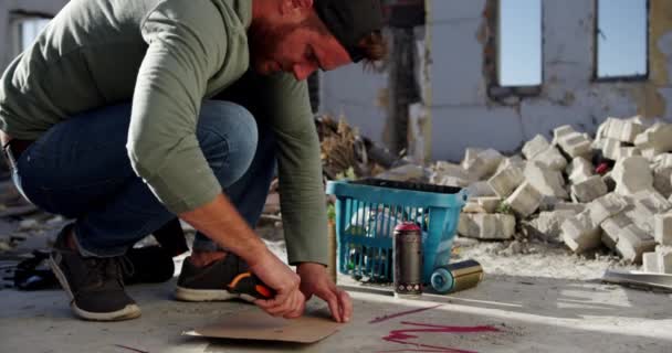 Vista Lateral Artista Grafite Caucasiano Cortando Papelão Com Cortador Chão — Vídeo de Stock
