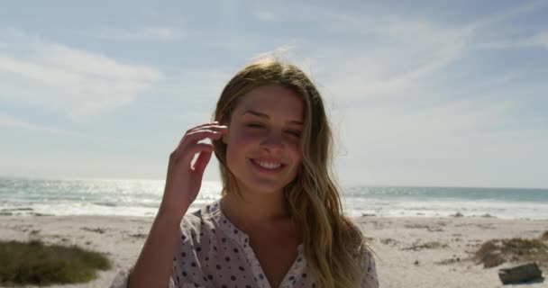 Vooraanzicht Van Mooie Jonge Kaukasische Vrouw Staande Het Strand Terwijl — Stockvideo