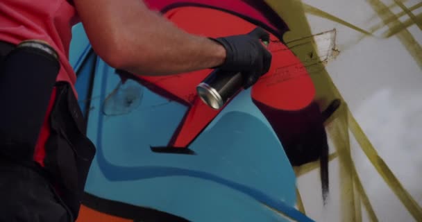 Sezione Centrale Della Pittura Graffitista Caucasica Con Spray Aerosol Sulla — Video Stock