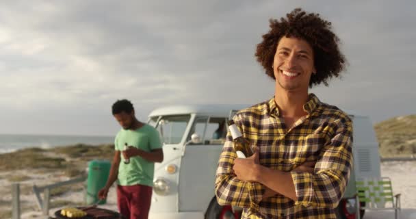 Front Bild Amerikansk Afrikansk Man Stående Med Ölflaska Stranden Man — Stockvideo