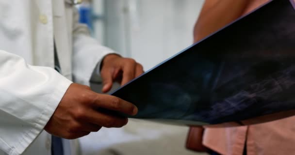Střední Část Mužského Lékaře Diskutuje Rentgenové Zprávě Nemocnici Doktor Drží — Stock video