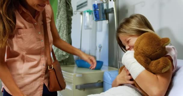 Vista Frontal Mãe Caucasiana Dando Ursinho Pelúcia Para Sua Filha — Vídeo de Stock