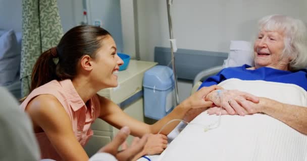 Vista Frontal Mãe Filha Caucasianas Interagindo Com Médico Enfermaria Hospital — Vídeo de Stock