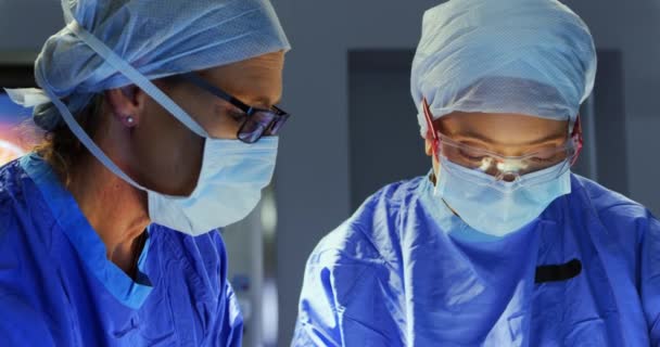 Вид Спереду Хірургів Виконують Операцію Операційному Театрі Лікарні Вони Взаємодіють — стокове відео