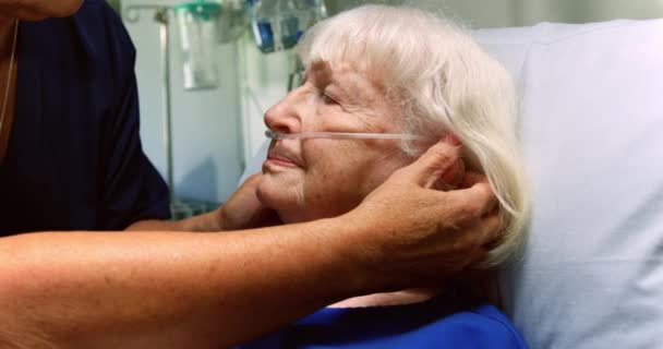 女护士在医院病房检查一位活跃老年病人的前视图 她正在照顾她的4K — 图库视频影像