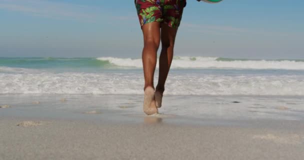 Задний Вид Афроамериканского Серфера Бегущего Морю Своей Доской Серфинга Пляже — стоковое видео