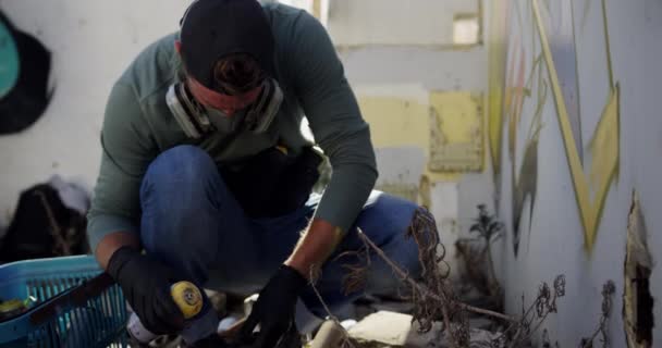 Frontansicht Eines Kaukasischen Graffiti Künstlers Der Düsen Auf Spraydosen Aufsetzt — Stockvideo