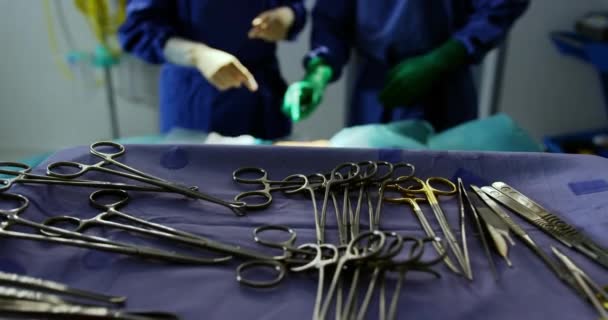 Zbliżenie Różnych Narzędzi Chirurgicznych Tacy Teatrze Operacyjnym Chirurdzy Wykonujący Operacje — Wideo stockowe