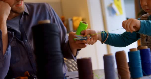 Partie Médiane Père Fils Caucasiens Tenant Rouleau Fil Tout Étant — Video