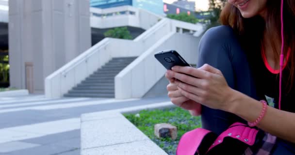 Vooraanzicht Van Kaukasische Vrouwelijke Straat Danser Praten Mobiele Telefoon Stad — Stockvideo