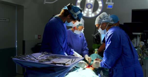 Vista Lateral Cirujanos Multiétnicos Que Realizan Operaciones Quirófano Hospital Los — Vídeo de stock