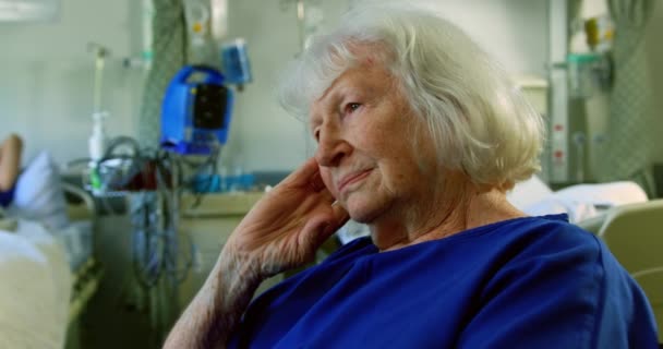 병원에서 병동에서 휴식을 취하는 활동적인 환자의 측면보기 그녀는 긴장과 — 비디오