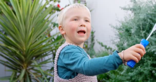 Front Bild Kaukasiska Pojke Leker Med Bubble Wand Trädgården Han — Stockvideo