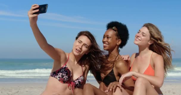 Vista Frontal Jovens Multi Étnicas Amigas Tirando Selfie Com Telefone — Vídeo de Stock