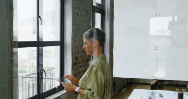 在办公室使用隐形屏幕的白种女工程师的正面视图 她拿着玻璃数字平板电脑4K — 图库视频影像