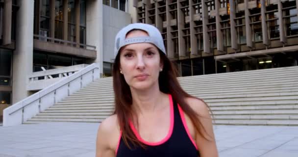 Vooraanzicht Van Kaukasische Vrouwelijke Straat Danser Wandelen Stad Glimlacht Kijkt — Stockvideo