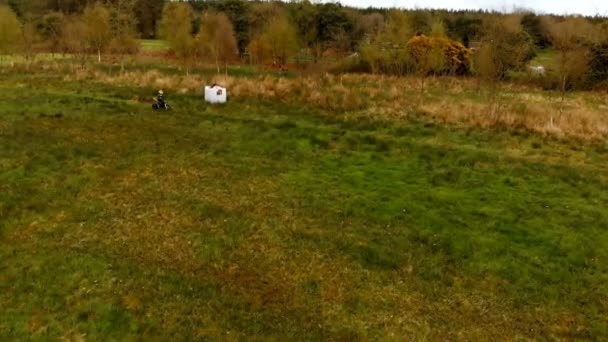 Vedere Mare Unghi Băiat Echitatie Bicicletă Câmp Verde Peisaj Frumos — Videoclip de stoc