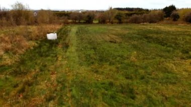 Yeşil alanda bisiklete binen çocuğun yüksek açı görüntüsü. Güzel manzara 4k