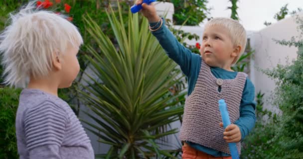 Vue Face Frères Sœurs Caucasiens Jouant Avec Baguette Bulles Dans — Video