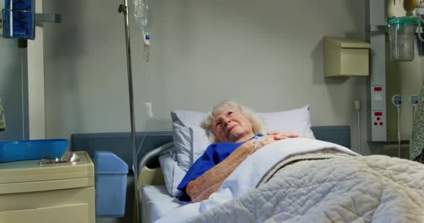 Вид Спереди Активного Пожилого Пациента Отдыхающего Палате Больницы Смотрит Сторону — стоковое видео