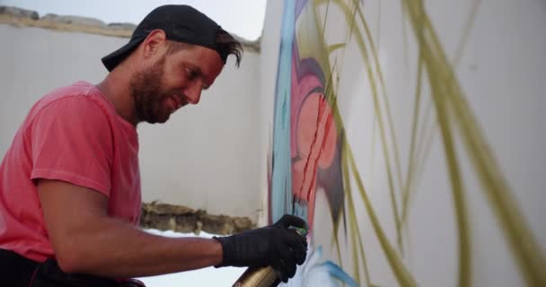 Vista Bajo Ángulo Pintura Del Artista Graffiti Caucásico Con Aerosol — Vídeo de stock