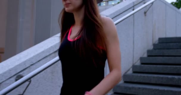 Pohled Kavkazskou Pouliční Tanečnici Městě Usmívá — Stock video