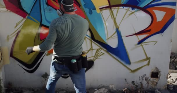 Vista Trasera Pintura Graffiti Caucásico Con Aerosol Pared Lleva Máscara — Vídeo de stock