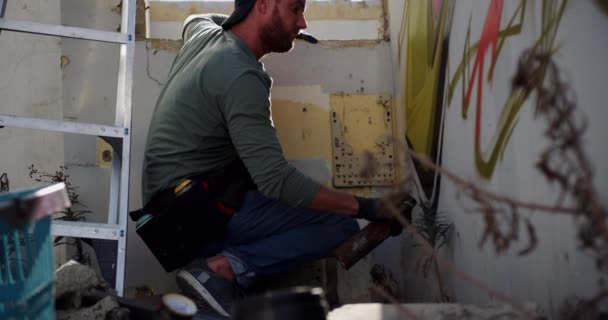 Vista Laterale Della Pittura Graffitista Caucasica Con Spray Aerosol Sulla — Video Stock