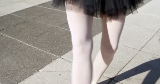 Vooraanzicht Van Kaukasische Ballerina Dansen Stad Sierlijk Elegant — Stockvideo