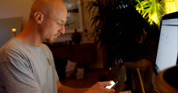 depositphotos 270550406 stock video side view caucasian man using девушка с телефоном в темноте