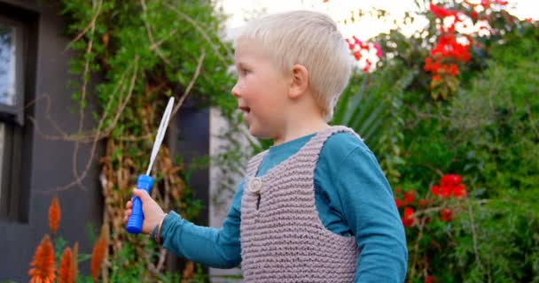 Bahçede Kabarcık Değnek Ile Oynayan Kafkas Çocuğunön Görünümü Gülümsüyor Eğleniyor — Stok video