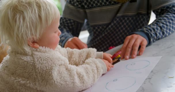 Seitenansicht Eines Kaukasischen Vaters Der Seiner Tochter Beibringt Hause Zeichnen — Stockvideo