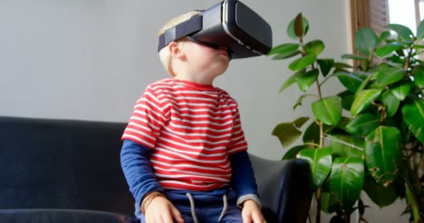 Vista Frontal Menino Caucasiano Usando Headset Realidade Virtual Sala Estar — Vídeo de Stock