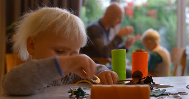 Zijaanzicht Van Kaukasische Meisje Spelen Met Sleutelhanger Een Tafel Thuis — Stockvideo