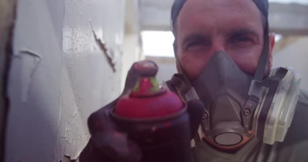 Grafiteiro Pulverizando Tinta Spray Câmera — Vídeo de Stock