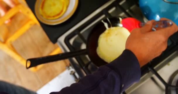 Vista Alto Ângulo Homem Caucasiano Preparando Panqueca Cozinha Casa Ele — Vídeo de Stock