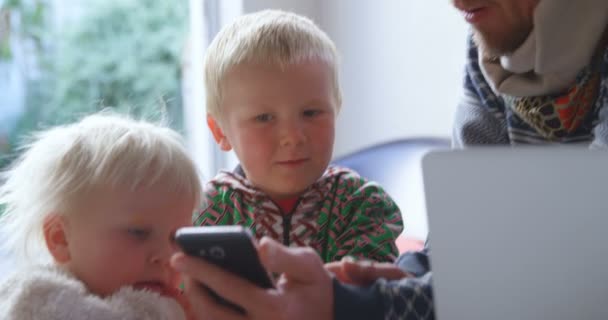 Vista Frontal Padre Hijos Caucásicos Usando Teléfono Móvil Casa Están — Vídeo de stock