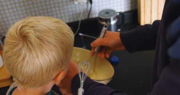 Close Van Kaukasische Vader Zoon Roeren Meel Een Kom Thuis — Stockvideo