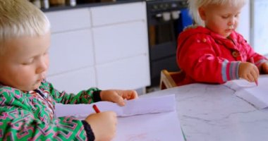Beyaz baba evde çizim kızı yardım ön görünümü. Oğlu kitap çizim. 4k